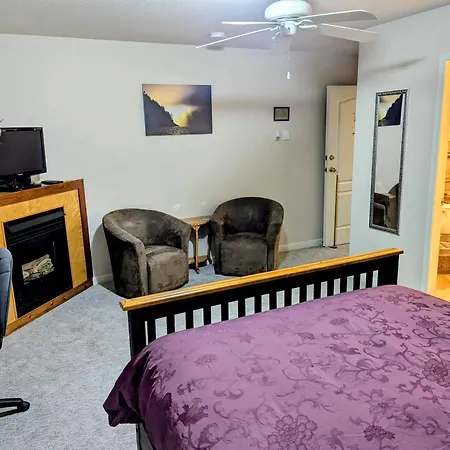 Cedar Wood Lodge Bed & Breakfast Inn-3