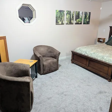 Cedar Wood Lodge Bed & Breakfast Inn-2